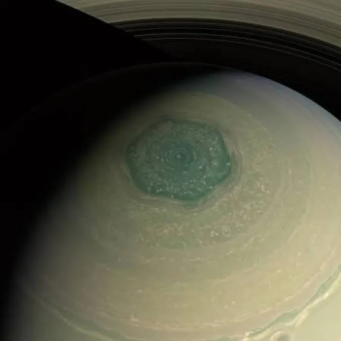 O hexágono do polo norte, imagem clássica usada para contrastar o rio velho decágono do sul de Saturno.
