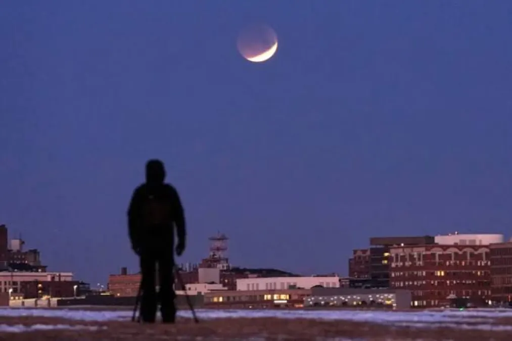 Observadores acompanham o eclipse lunar parcial em pontos do Brasil na madrugada de 28 de agosto.