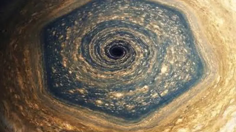 Hubble rivela un decagono al polo sud di Saturno, simile all'esagono del nord
