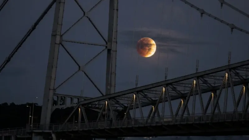 Partial Lunar Eclipse of 96% Illuminates Early Morning in Brazil